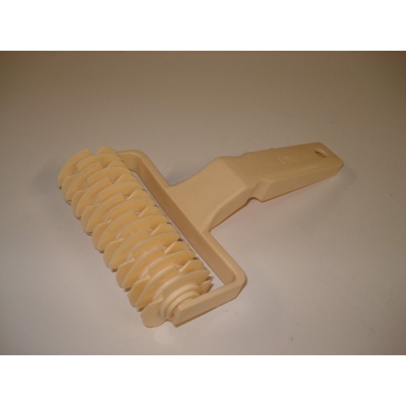 RULLO TAGLIAPASTA LOSANGHE IN PLASTICA PER CROSTATE 10,5 CM